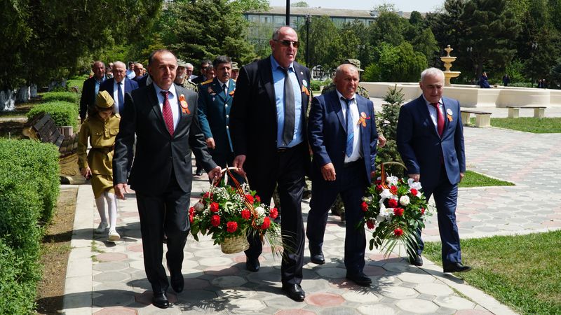 Абдулмуслим Абдулмуслимов посетил ветеранов ВОВ Кизилюртовского района