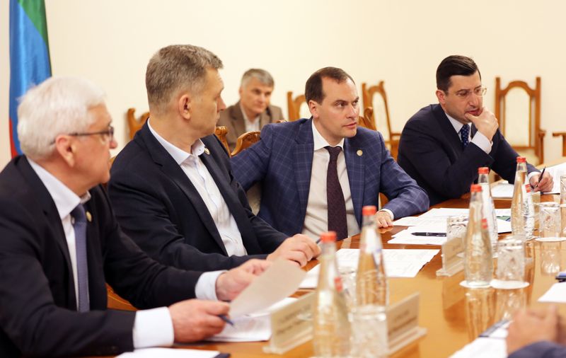 Строительство дорог в обход городов Хасавюрт и Дербент обсудили в Махачкале