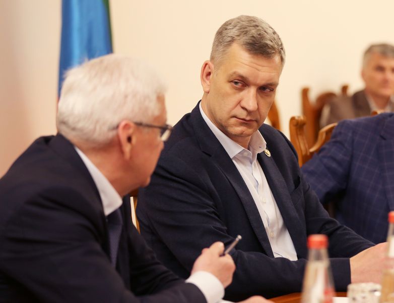 Строительство дорог в обход городов Хасавюрт и Дербент обсудили в Махачкале