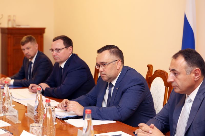 Строительство дорог в обход городов Хасавюрт и Дербент обсудили в Махачкале