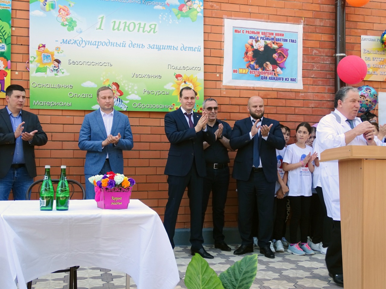 Артём Здунов навестил пациентов детской клинической больницы