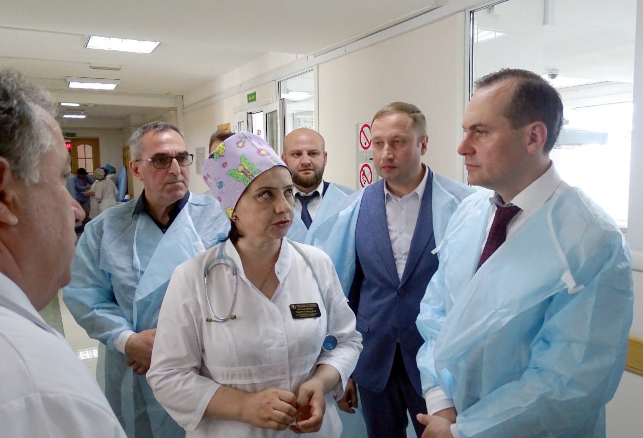 Артём Здунов навестил пациентов детской клинической больницы