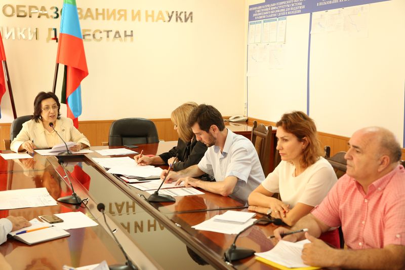 Уммупазиль Омарова провела селекторное совещание с главами муниципалитетов республики