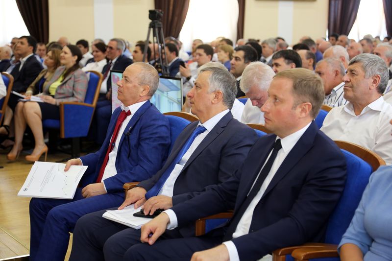 Руководство Дагестана предложило общественности взять под контроль реализацию проектов развития региона