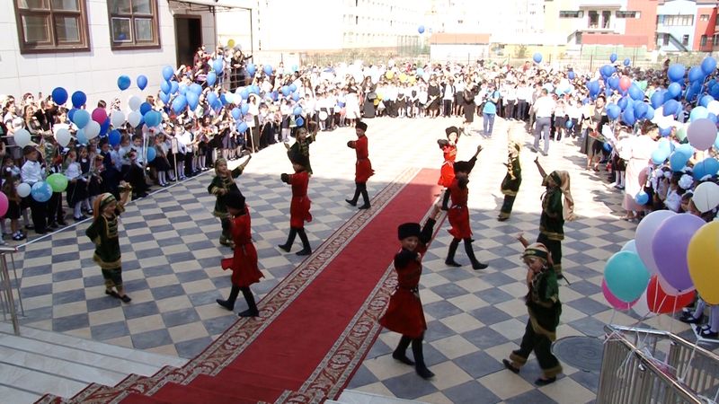 Анатолий Карибов торжественно открыл новую школу в Каспийске на 500 мест