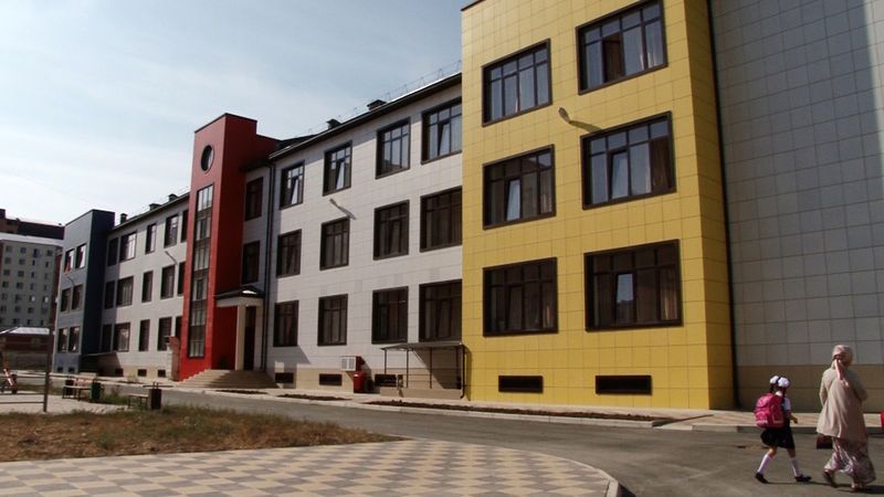 Анатолий Карибов торжественно открыл новую школу в Каспийске на 500 мест