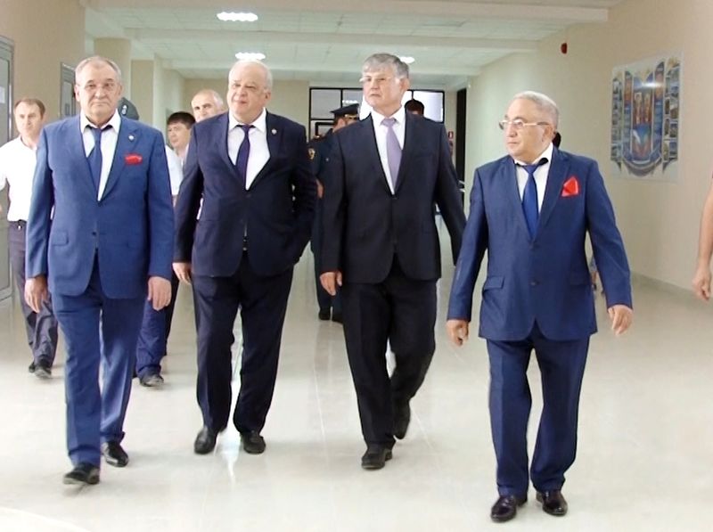 Анатолий Карибов торжественно открыл новую школу в Каспийске на 500 мест