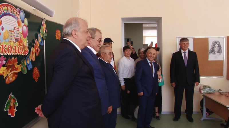 Анатолий Карибов торжественно открыл новую школу в Каспийске на 500 мест