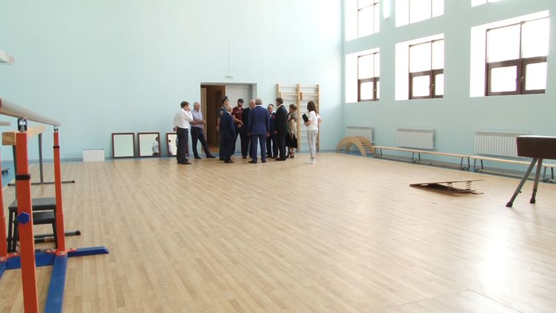 Анатолий Карибов торжественно открыл новую школу в Каспийске на 500 мест