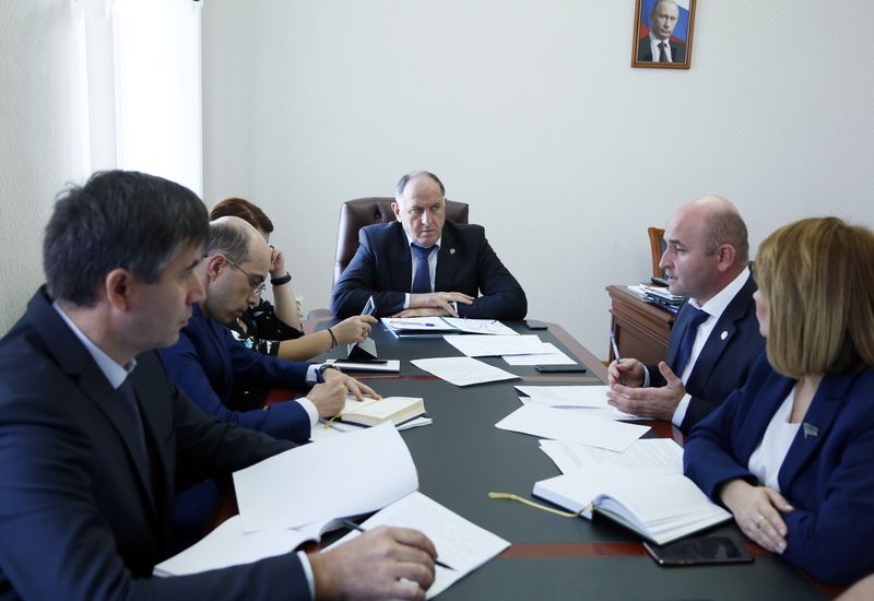В Правительстве Дагестана обсудили вопрос вырубки деревьев и кустарников вдоль канала Таловка в Кизлярском районе