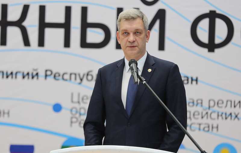 Владимир Иванов приветствовал от имени Главы Дагестана участников VI Международного межрелигиозного молодежного форума