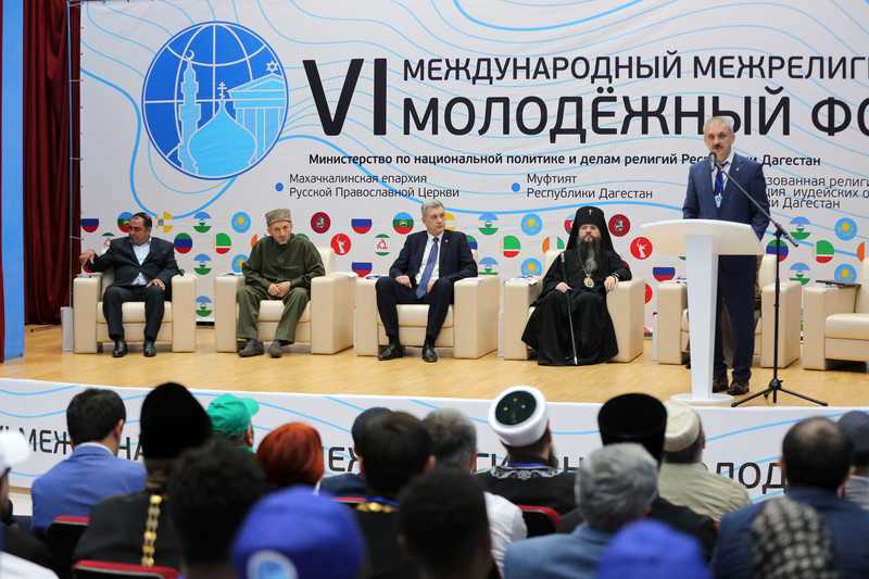Владимир Иванов приветствовал от имени Главы Дагестана участников VI Международного межрелигиозного молодежного форума