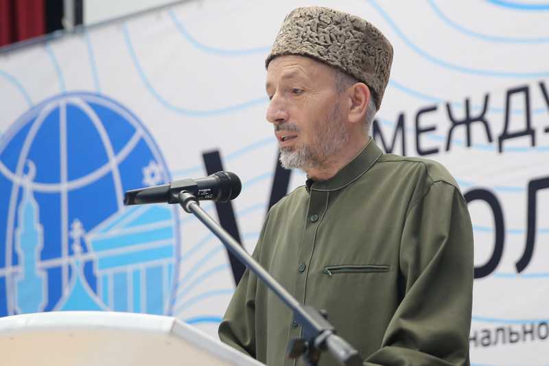Владимир Иванов приветствовал от имени Главы Дагестана участников VI Международного межрелигиозного молодежного форума