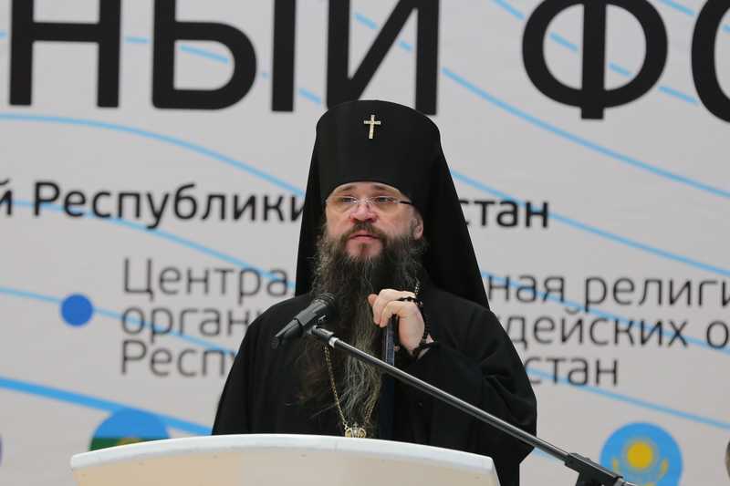 Владимир Иванов приветствовал от имени Главы Дагестана участников VI Международного межрелигиозного молодежного форума