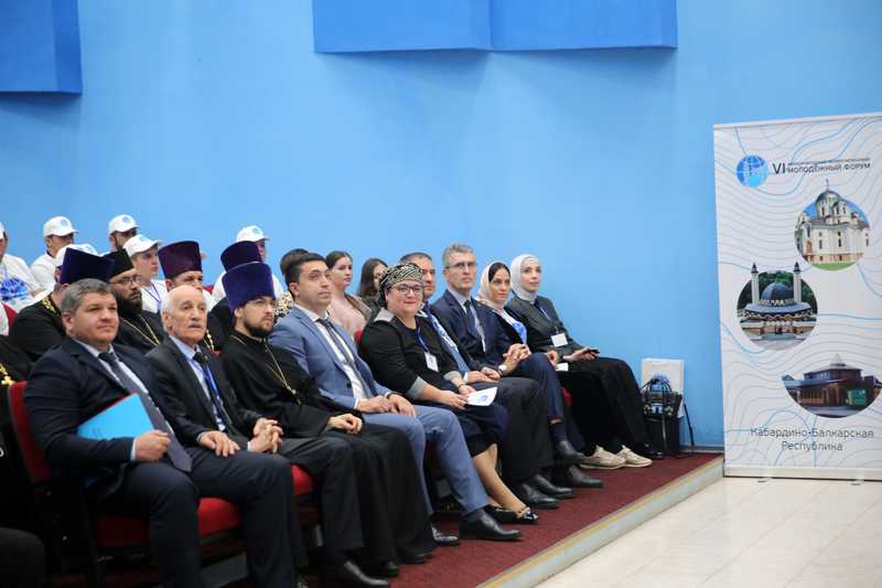 Владимир Иванов приветствовал от имени Главы Дагестана участников VI Международного межрелигиозного молодежного форума