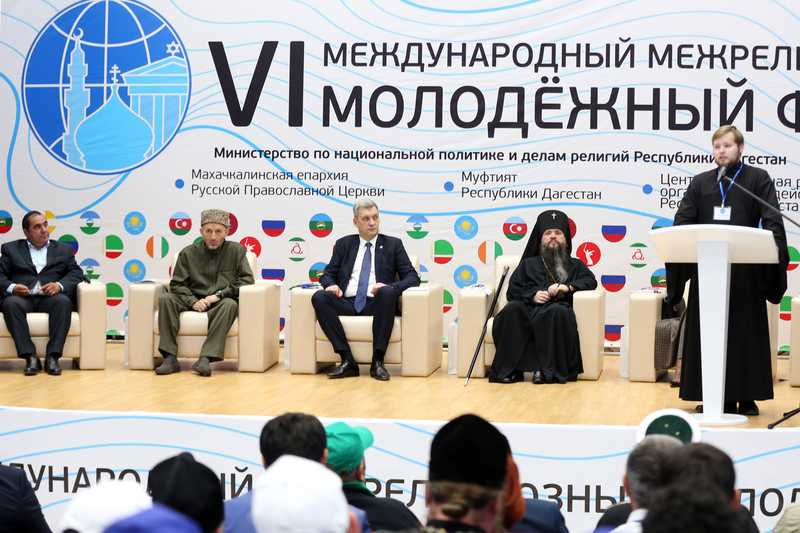 Владимир Иванов приветствовал от имени Главы Дагестана участников VI Международного межрелигиозного молодежного форума