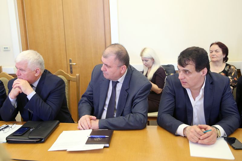 Под руководством Анатолия Карибова рассмотрен проект закона, касающегося квотирования рабочих мест в Дагестане
