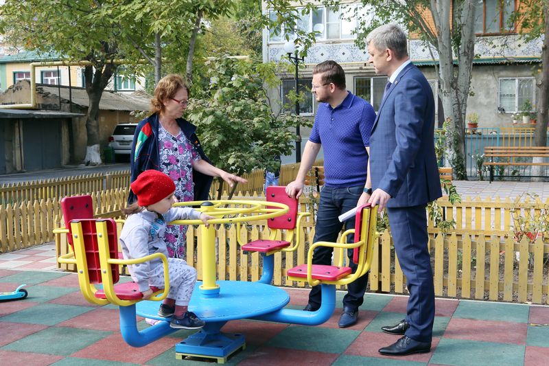 Владимир Иванов  с выездом на место ознакомился с ходом  реализации проекта «Формирование комфортной городской среды»