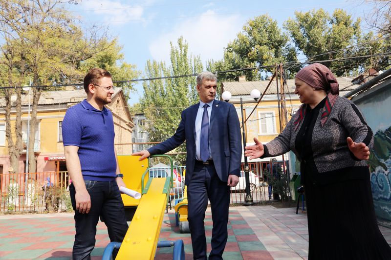 Владимир Иванов  с выездом на место ознакомился с ходом  реализации проекта «Формирование комфортной городской среды»
