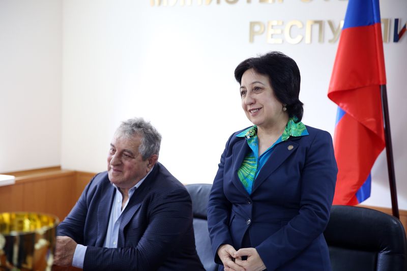 Уммупазиль Омарова наградила воспитанников Республиканской детско-юношеской спортивной школы