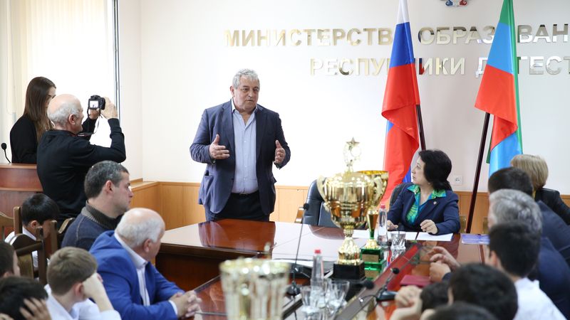 Уммупазиль Омарова наградила воспитанников Республиканской детско-юношеской спортивной школы