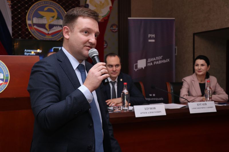 Артём Здунов и Александр Бугаев встретились с молодежью Дагестана в рамках проекта «Диалог на равных»