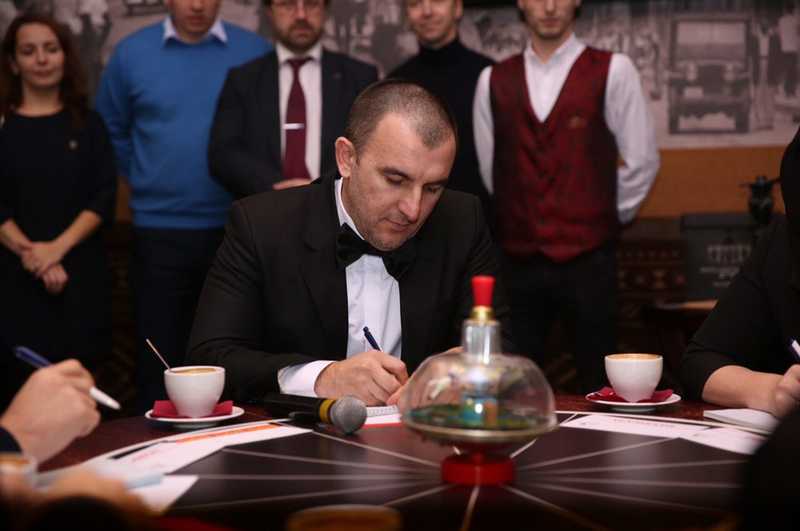 Артём Здунов посетил интеллектуальный клуб «ЧТО? ГДЕ? КОГДА?» в Дагестане