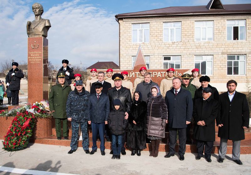 В Дагестане торжественно открыли памятник Герою России Магомеду Нурбагандову