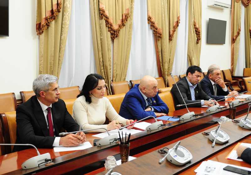 Уммупазиль Омарова провела совещание по ситуации в Аргванинской СОШ