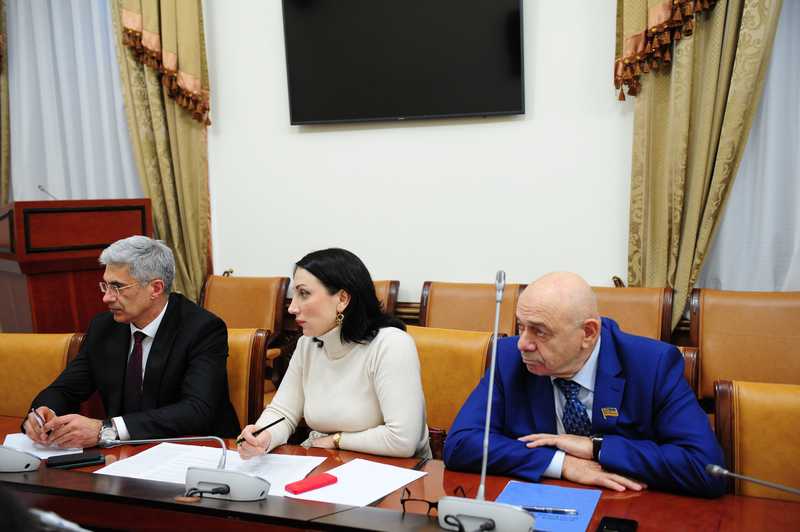 Уммупазиль Омарова провела совещание по ситуации в Аргванинской СОШ