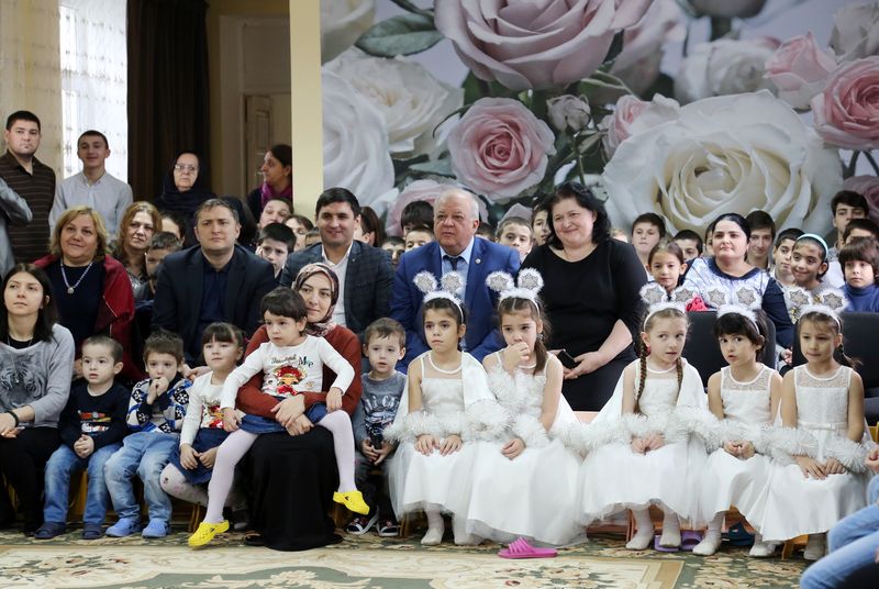 Анатолий Карибов поздравил воспитанников социально-реабилитационного центра для несовершеннолетних с Новым годом