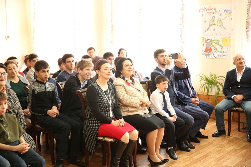 Уммупазиль Омарова поздравила с Новым годом воспитанников Детского дома г. Избербаша