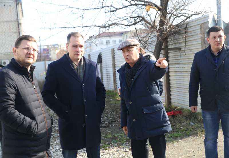В новогодние каникулы Артём Здунов проинспектировал столицу Дагестана на предмет своевременной уборки ТКО