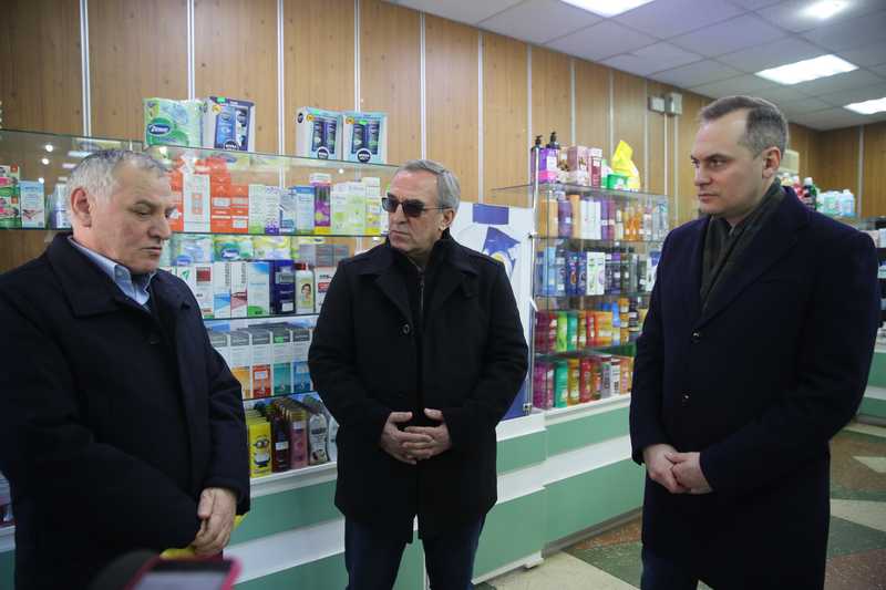 Премьер-министр Дагестана проверил организацию работы в праздничные дни аптечных учреждений