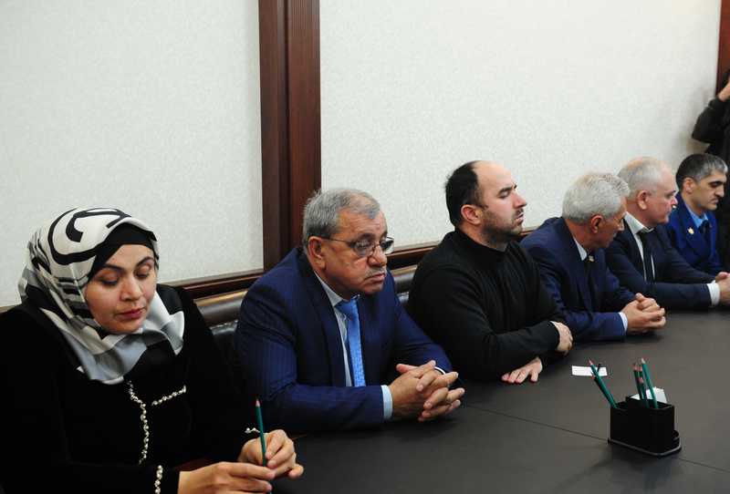 Владимир Иванов представил врио главы города Дагестанские Огни