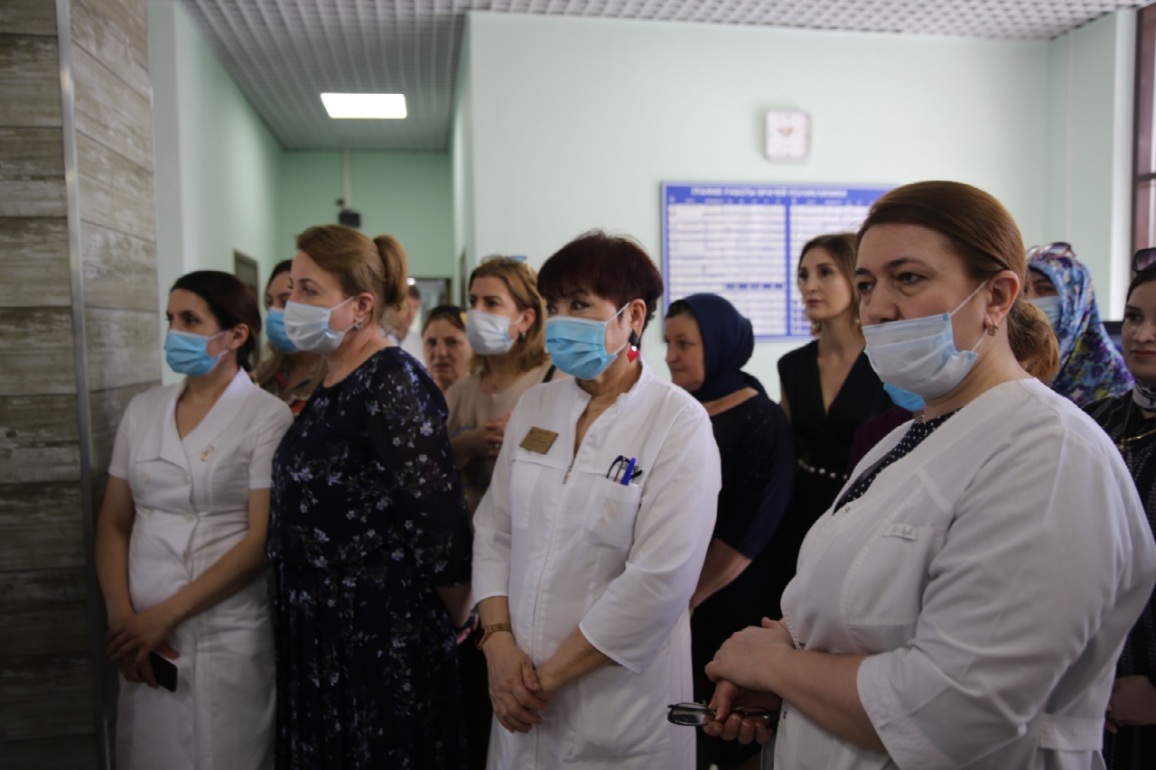 Артём Здунов посетил Республиканскую клиническую больницу №2 и поздравил ее работников с профессиональным праздником