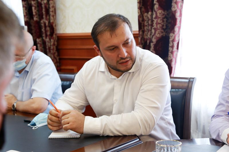 Премьер-министр Дагестана провел встречу с представителями предприятий промышленности строительных материалов