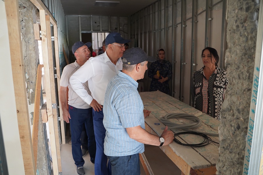 Ризван Газимагомедов проинспектировал ход капремонта в школах Кизилюрта