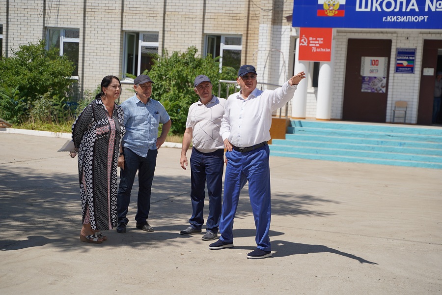 Ризван Газимагомедов проинспектировал ход капремонта в школах Кизилюрта