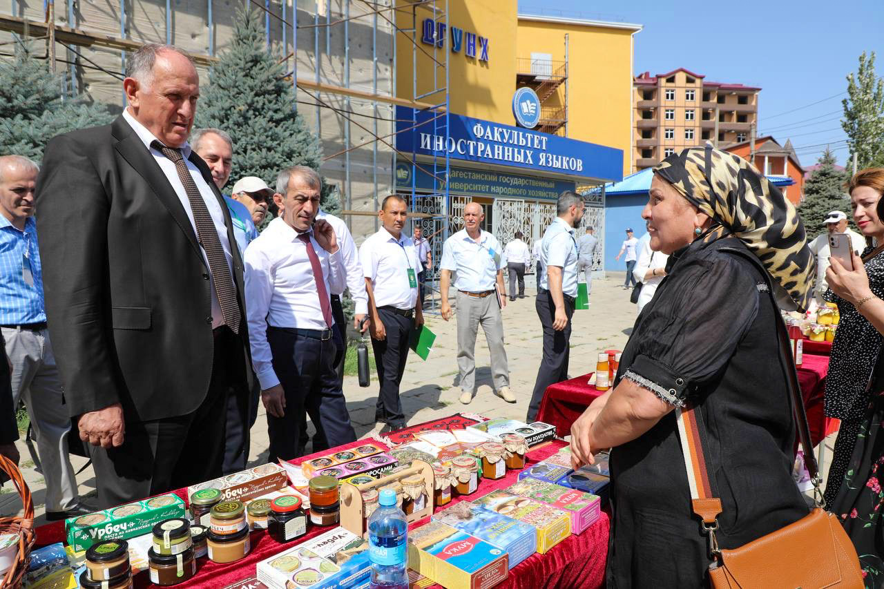 Абдулмуслим Абдулмуслимов посетил выставку сельскохозяйственной продукции
