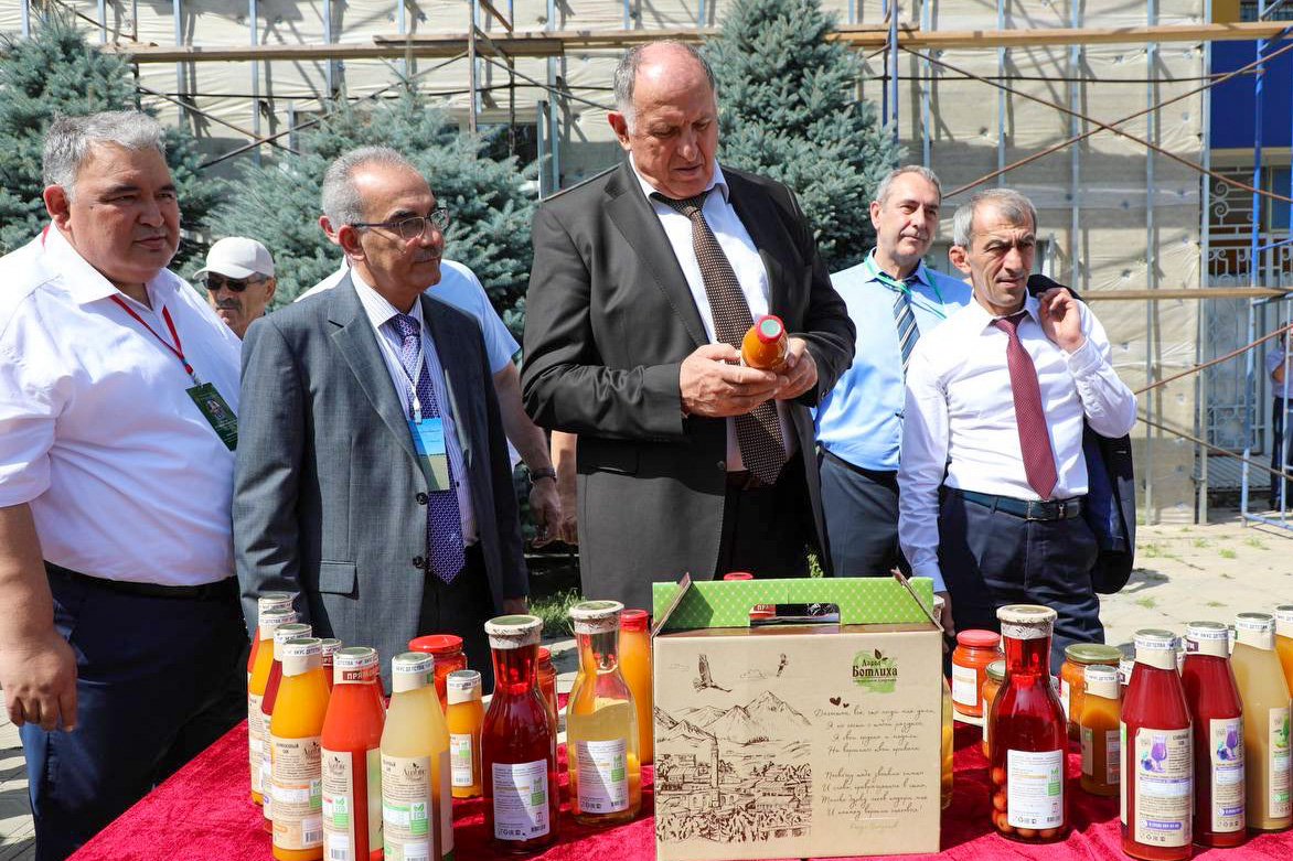 Абдулмуслим Абдулмуслимов посетил выставку сельскохозяйственной продукции
