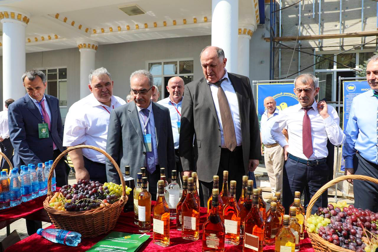 Абдулмуслим Абдулмуслимов посетил выставку сельскохозяйственной продукции