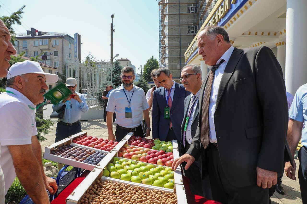 Абдулмуслим Абдулмуслимов посетил выставку сельскохозяйственной продукции