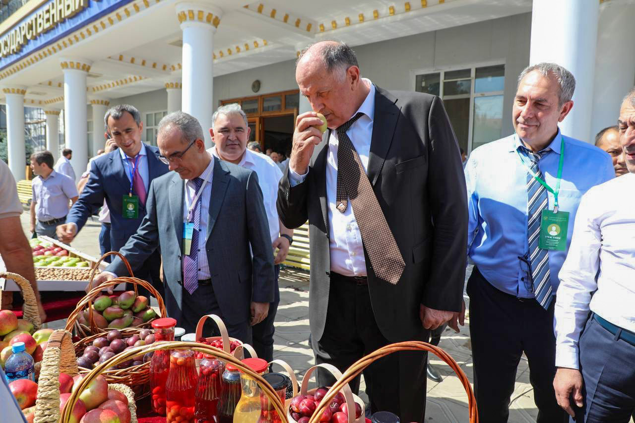 Абдулмуслим Абдулмуслимов посетил выставку сельскохозяйственной продукции