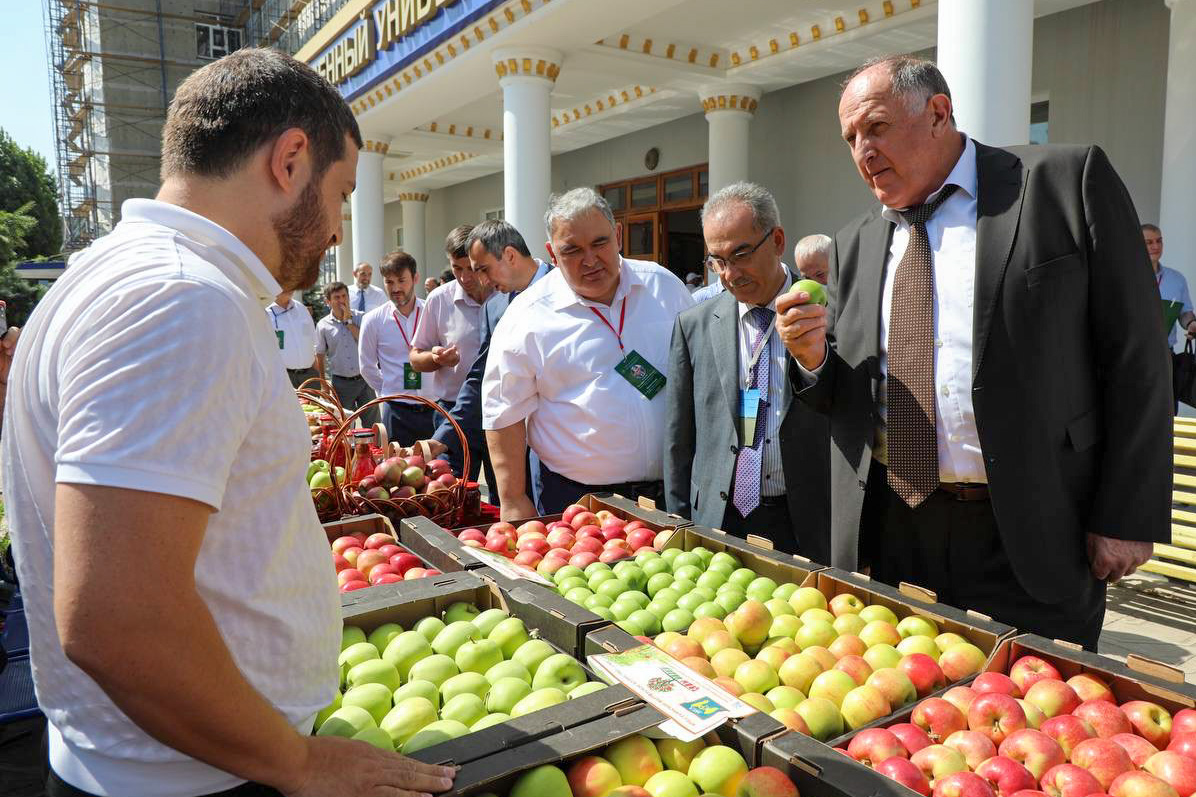 Абдулмуслим Абдулмуслимов посетил выставку сельскохозяйственной продукции
