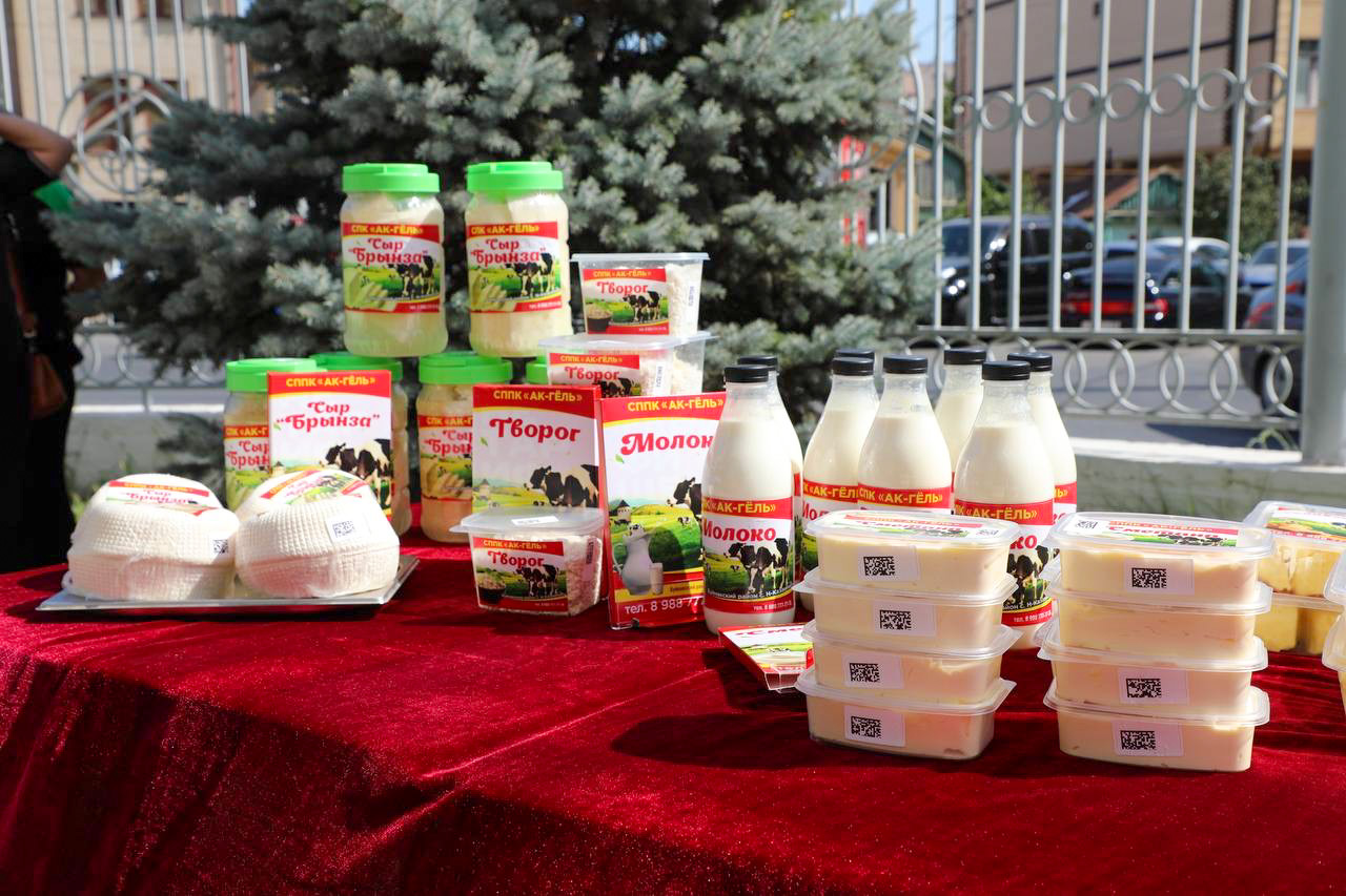 Абдулмуслим Абдулмуслимов посетил выставку сельскохозяйственной продукции