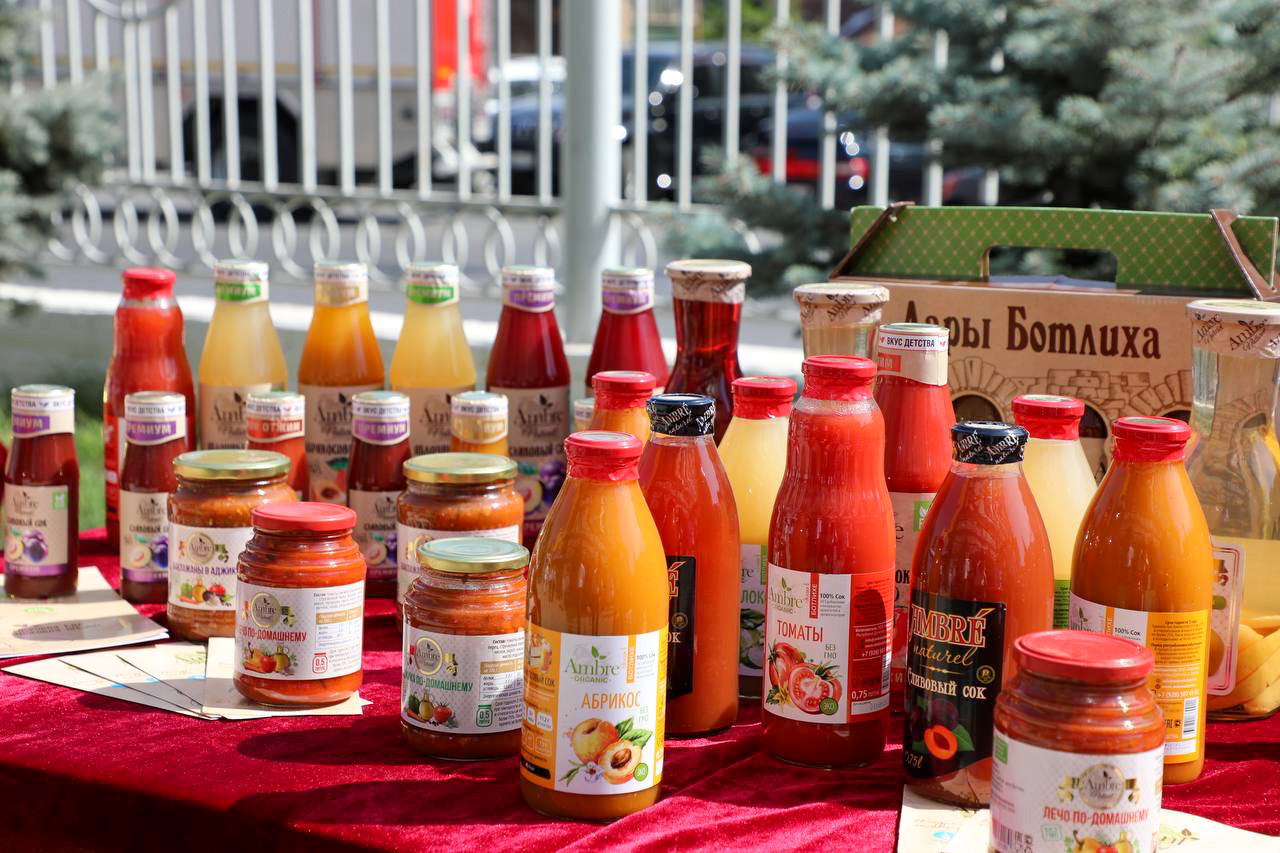 Абдулмуслим Абдулмуслимов посетил выставку сельскохозяйственной продукции