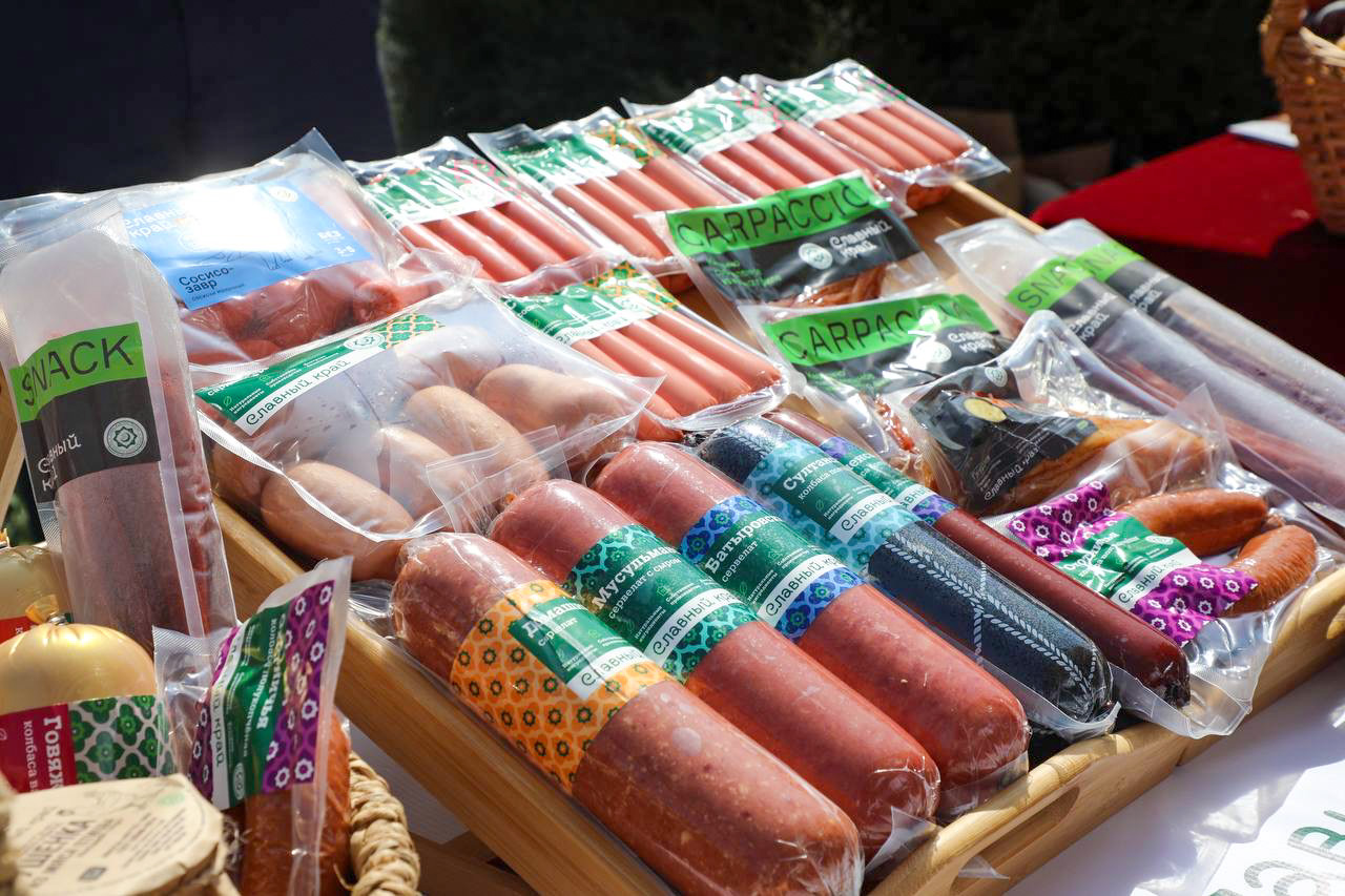 Абдулмуслим Абдулмуслимов посетил выставку сельскохозяйственной продукции