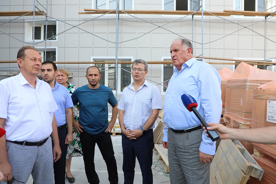 Подрядчики увеличат число рабочих в ремонтируемых махачкалинских школах из «группы риска»