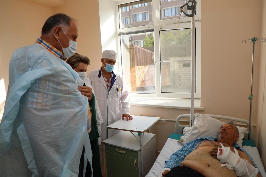 Абдулмуслим Абдулмуслимов навестил пострадавших в ДТП в Ногайском районе